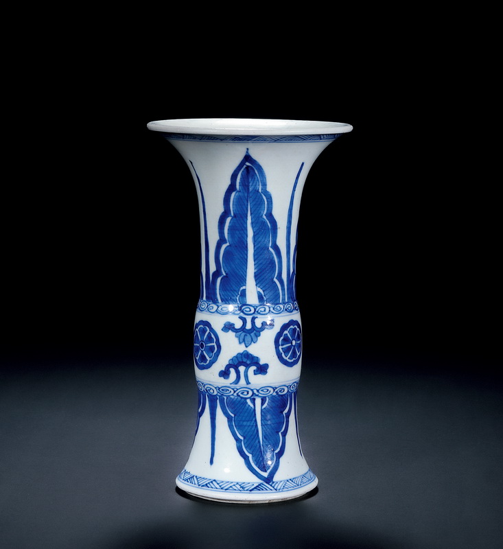 Kangxi Period, Qing Dynasty A BLUE AND WHITE FLOWER VASE WITH DESIGN OF PLANTAIN