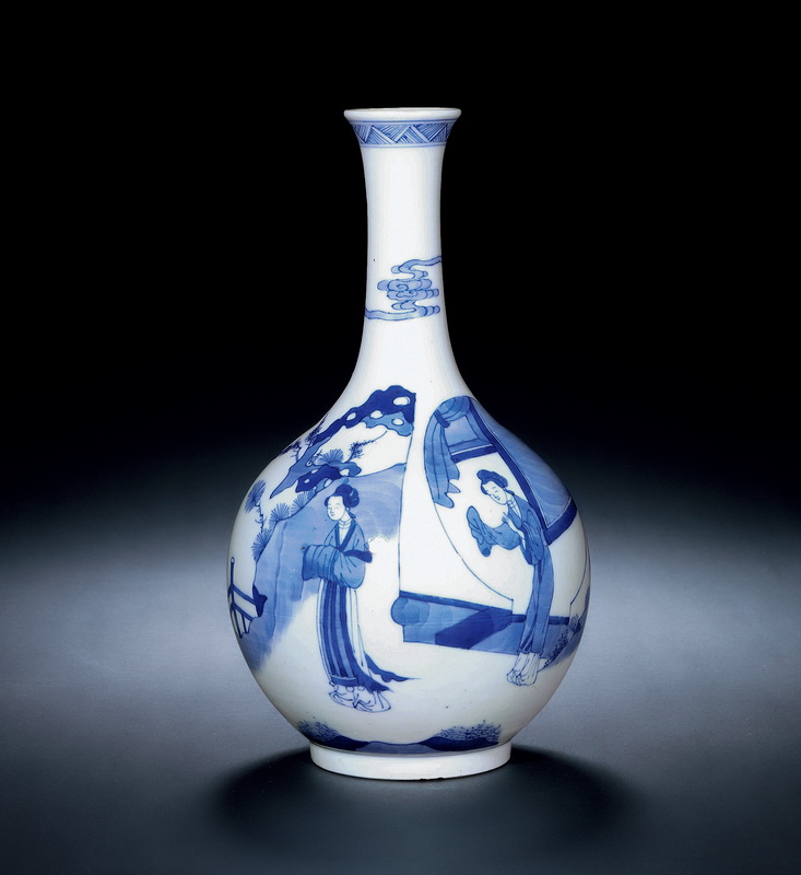 Qing Dynasty A BLUE AND WHITE LONG-NECKED VASE WITH DESIGN OF LADY