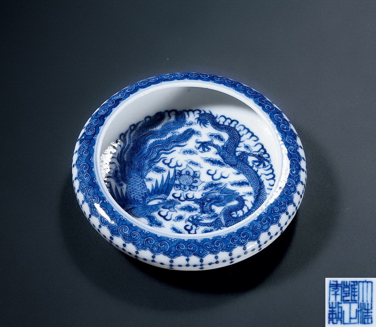 Qing Dynasty A BLUE AND WHITE BRUSH WASHER WITH DESIGN OF DRAGON AND PHOENIX