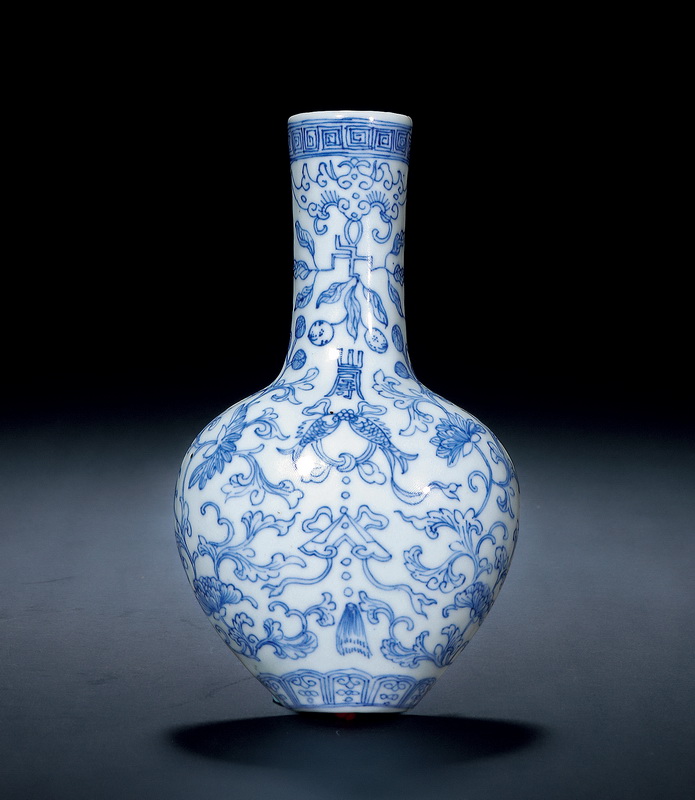 Middle Qing Dynasty A BLUE AND WHITE WALL VASE WITH PATTERN