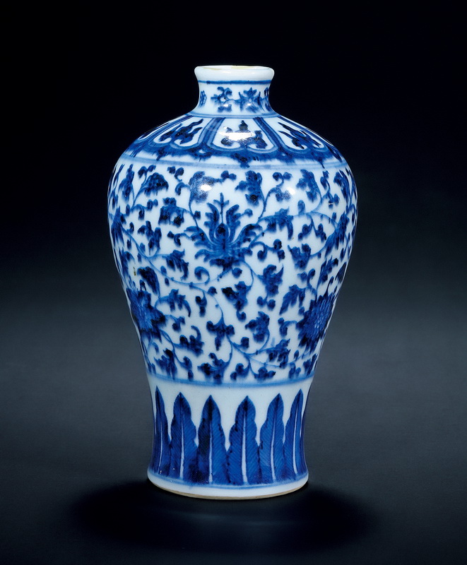 Qianlong Period, Qing Dynasty A BLUE AND WHITE VASE WITH DESIGN OF INTERLOCKING