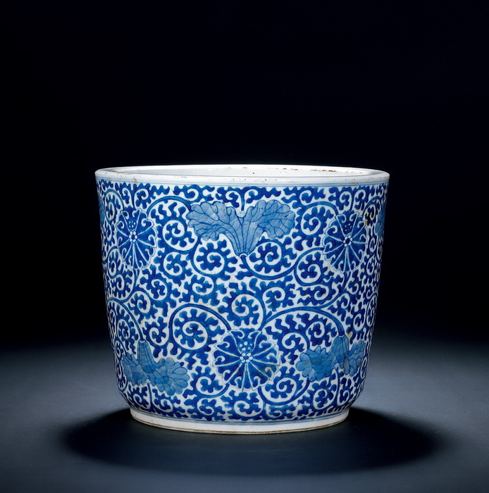 Middle Qing Dynasty A BLUE AND WHITE FLOWERPOT WITH DESIGN OF INTERLOCKING FLOWE